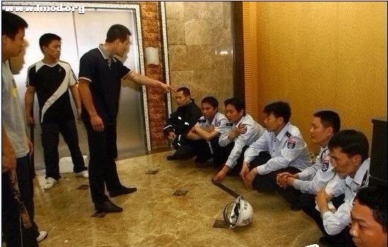 当城管军遇到拆迁军！