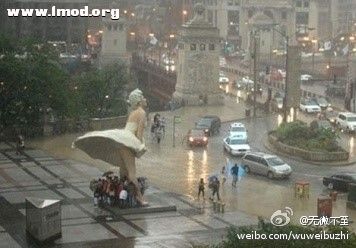 性感女神玛丽莲-梦露的雕像原来有这样的功能 。.jpg