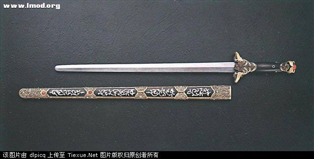 这剑和剑鞘纹不错