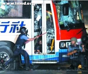 菲律宾警察试图打开被劫大巴车门