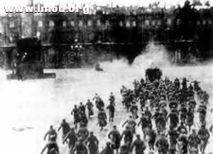 1917年十月革命中，工人赤卫队和革命军队攻打冬宫的情景。.jpg