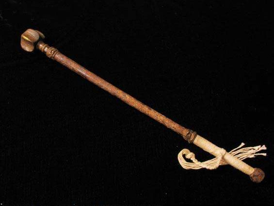 早期的锤柄都是用木料制成，作为打击部分的锤头，则是铜、铁所制，早期是用青铜，后期.jpg