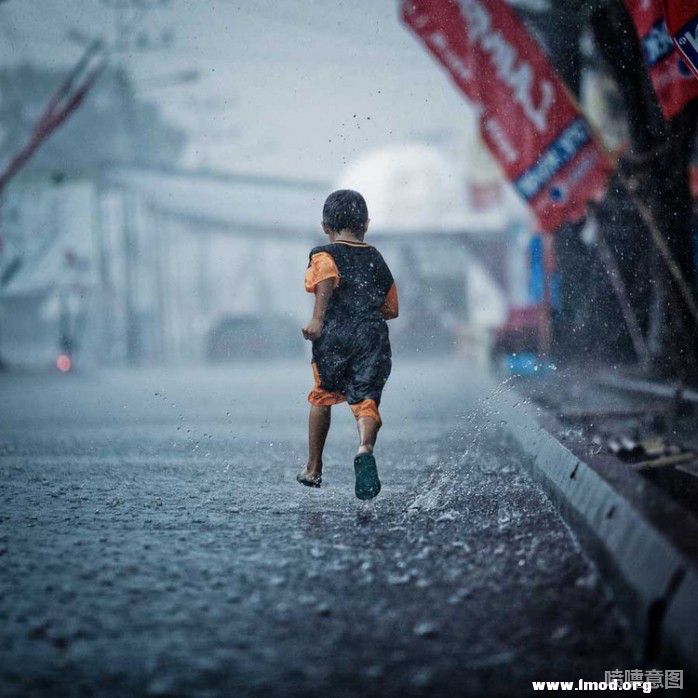 没有伞的孩子必须努力奔跑。.jpg
