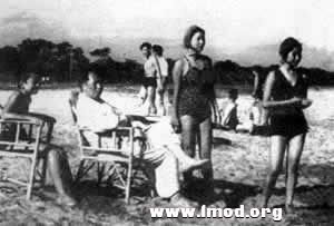 1954年7月，毛泽东与李敏、刘松林在北戴河海滨。.jpg