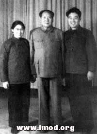 1963年12月26日毛泽东同女儿李敏、女婿孔令华在中南海住地合影.jpg