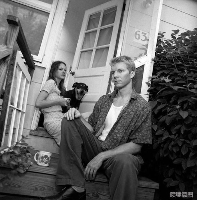 岁月中相守的我们是否真的相爱？还是一起用虚拟的爱情掩饰彼此内心真实的寂寞？      .jpg