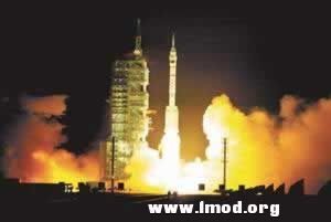 神舟”四号无人飞船在酒泉卫星发射中心由长征二号 F运载火箭成功发射升空.jpg.jpg