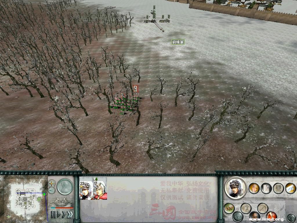 先跑到边线！寻找战机