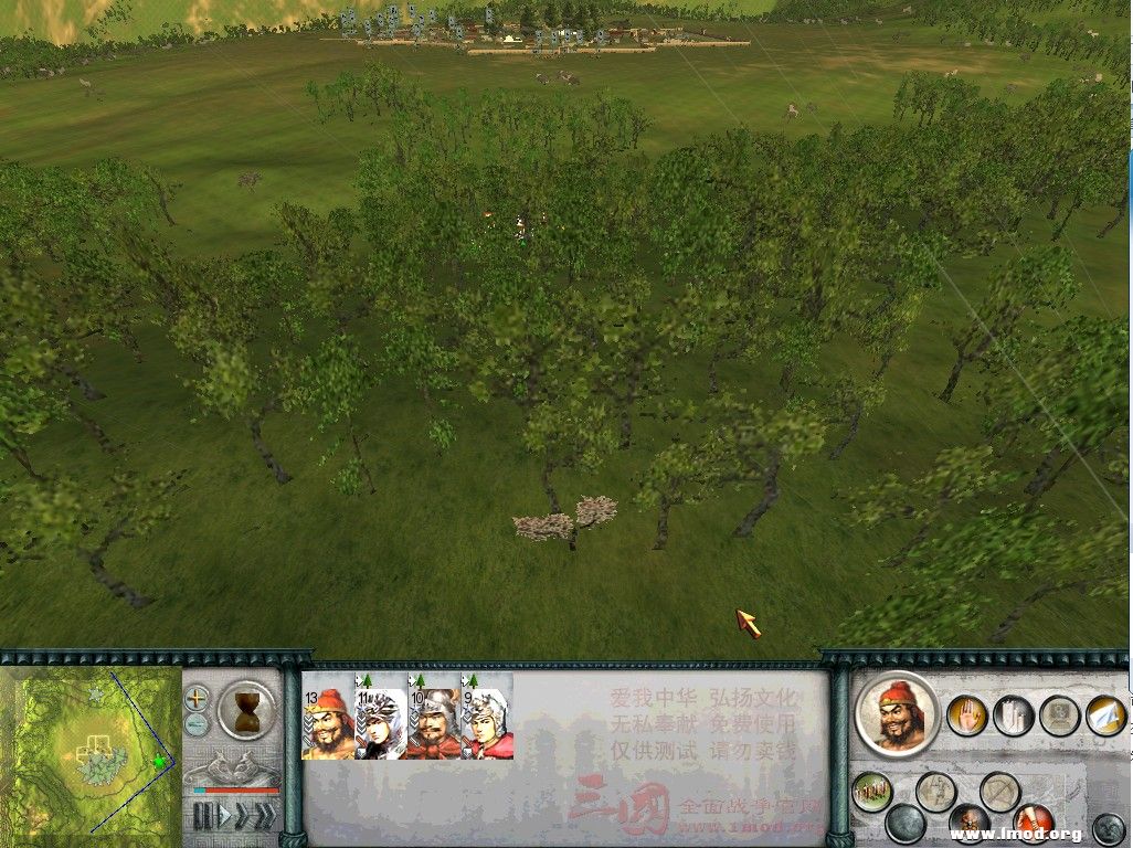 我方后撤，敌军移至靠近我方一侧的城门前聚集