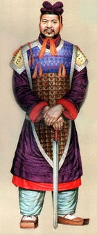 秦代将军服饰复原图。这种铠甲为临阵指挥的将官所穿。胸前、背后未缀甲片，皆绘几何形彩色花纹，似以一种质 ...