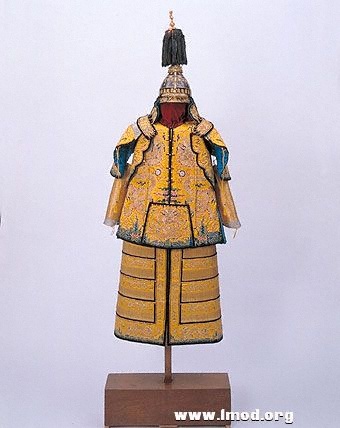 康熙明黄缎绣平金龙云纹大阅甲