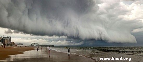佛罗里达州，代顿纳海滩上空翻滚的弧状云。.jpg