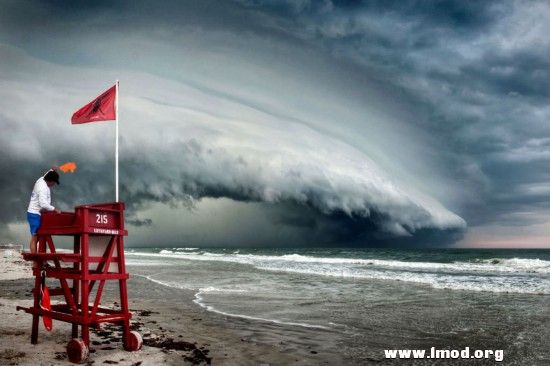 佛罗里达州，在奥蒙德海滩，一场强烈风暴来临之前救生员正在向冲浪者们发出警告。.jpg.jpg