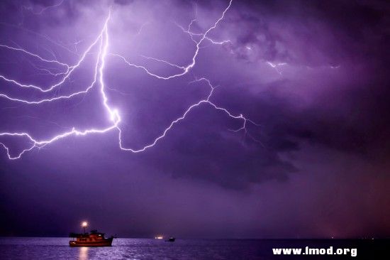 闪电照亮了印第安河上的一艘小船。.jpg