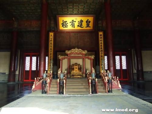 地图上的中轴线是“偏的”，“钟楼偏离约300米”.jpg
