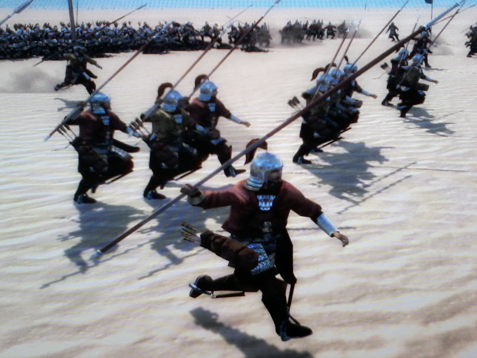 拿長槍 但是劈砍動作是拿刀的栥式~