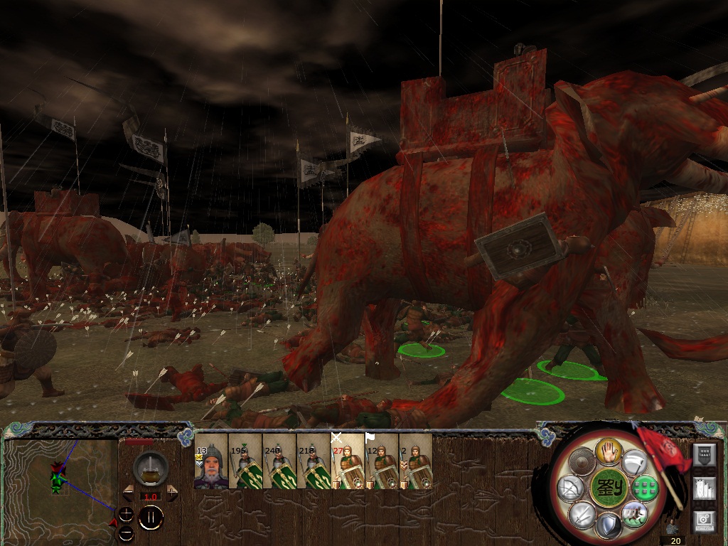 可怜小兵被大象抬起来了